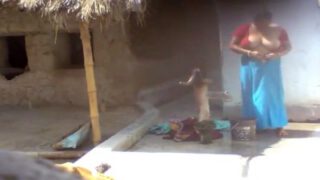 Vellore gramathu aunty outdoor bath with huge boobs